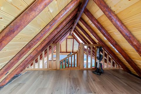 A Charming Retreat on the Water Oane's Húske offers a peaceful escape in the heart of Friesland. Set in a traditional Frisian Forest House, this detached home blends heritage charm with modern luxury. Tucked away on a quiet canal, it features invitin...