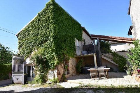 A découvrir au coeur du village maison en pierre avec le charme de l'ancien entièrement rénovée.