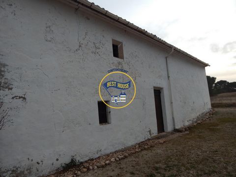 Huis van 418m2 gelegen op een perceel van 82.497m2 in Bañeres de Mariola(Alicante)~Het pand moet volledig worden hervormd, een deel is gevallen, het heeft geen water of elektriciteit, in deze gevallen raden we aan om het te herzien met het gemeentehu...
