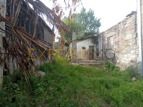 Cod. Ext. 7084 QUINTINHA SERRA DA ESTRELA, 1 hectare with house to recover and views of the valley of Cova da Beira On one of the NE slopes of Serra da Estrela, 20 km from Guarda, near Belmonte, this small farm with almost 1ha of land is for sale. In...