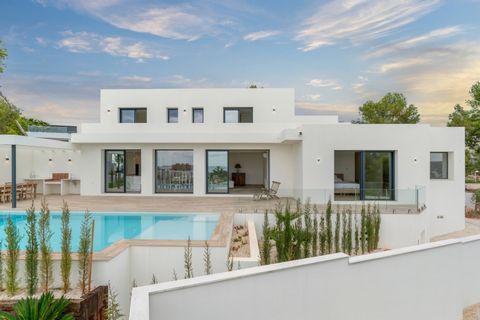 Adéntrate en un mundo de lujo exuberante con esta villa contemporánea en Moraira. Ubicada en una parcela elevada orientada al sur de más de 800m², esta propiedad disfruta de hermosas vistas al mar. La villa cuenta con una amplia sala de estar, una co...