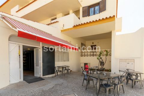 Loja com 290m², numa das zonas mais prestigiadas de Albufeira. Localizada numa área de grande movimento e visibilidade, esta loja representa uma excelente oportunidade de negócio para quem procura investir numa zona estratégica da cidade. Com 290m² d...
