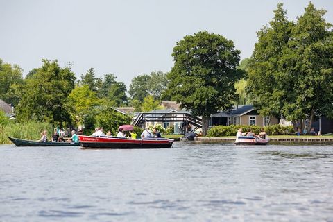 Dit comfortabele, vrijstaande en gelijkvloerse chalet ligt aan het water op Vakantiepark Giethoorn, in de gelijknamige plaats, ook wel het Venetië van het Noorden genoemd. Het chalet is compleet ingericht en beschikt over een woonkamer met TV. In de ...