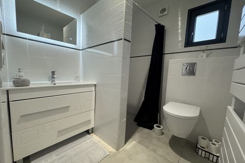 À seulement cinq minutes du célèbre circuit des 24 Heures du Mans, cette maison moderne et entièrement équipée à Ruaudin offre un havre de paix et de commodité pouvant accueillir jusqu'à cinq personnes. Que vous soyez en voyage d'affaires, de sport a...