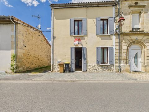 Ensemble immobilier avec une maison, un garage un chai et un jardin
