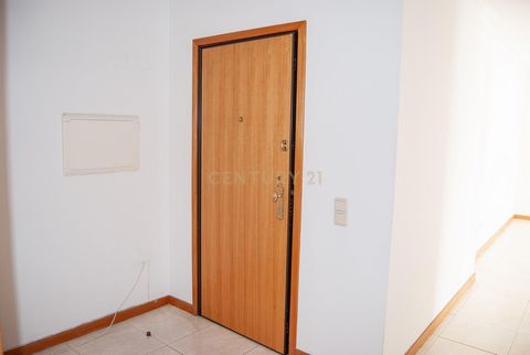 Descubra este encantador apartamento T3 em Oliveira de Azeméis, com uma área generosa de 140m², ideal para famílias que procuram conforto e espaço. Com um preço atrativo de 201.000, este imóvel usado combina qualidade e funcionalidade, oferecendo um ...
