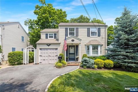 Welcome to this well-maintained 3 bedroom, 1.5 bath home ideally located near shopping, dining, and transportation. This inviting property features an updated kitchen, a beautifully renovated full bathroom, and a cozy family room with a classic wood-...