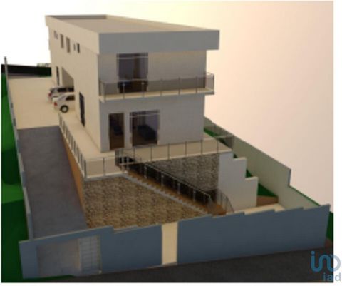 Terreno para construção, localizado numa zona residencial muito tranquila em Escapães. Com 684m² de área total e duas frentes com cerca de 15m, uma área bruta de construção de 380m², tendo já projeto para moradia bi-familiar. Se procura um local idea...