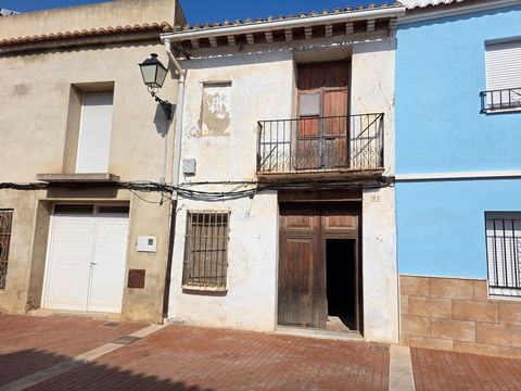 Unique opportunity in Gandia! An old house for sale in the Benipescar area, in a very well located pedestrian street. The property currently has two floors, but in the near future, a third floor could be built, making the most of the potential of the...