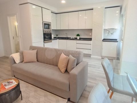 Apartamento de 3 dormitorios en São Domingos de Benfica. Cocina con 15m2 y terraza acristalada, equipada con horno, vitrocerámica, campana extractora, microondas, lavavajillas y lavadora empotrados, calentador de agua y nevera empotrada, salón comedo...