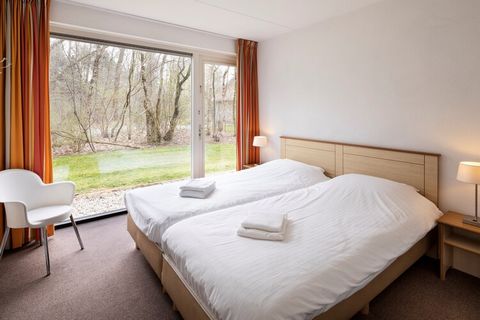 In het Drentse Ruinen staat deze leuke villa op een groene kavel. Met 4 slaapkamers is de villa groot genoeg voor 8 personen. Dat is perfect voor 2 gezinnen met kinderen. Het huis beschikt over een tuin met tuinmeubilair. Vanuit Buitenplaats De Marke...