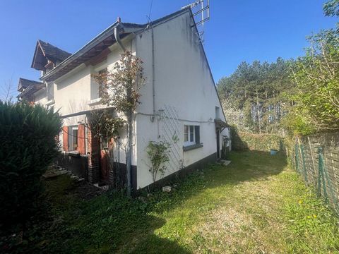 Située dans une impasse tout en étant proche du centre-ville avec écoles, gare SNCF, commerces, découvrez cette maison, son jardin et son vaste atelier. Le rez-de-chaussée de la maison vous offre : une entrée desservant cuisine aménagée et équipée, e...
