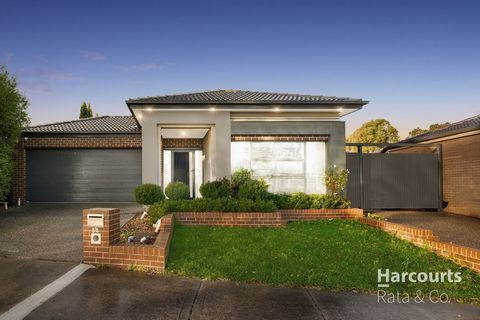 Découvrez votre retraite familiale parfaite. Cette maison spacieuse offre : - 4 chambres et 2 salles de bains : Master avec salle de bains attenante et WIR. - Cuisine moderne : appareils électroménagers en acier inoxydable et garde-manger walk-in. - ...