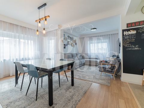 Privacidade, conforto e localização estratégica definem este imóvel único. Localizado no centro de Queijas, em zona residencial tranquila e segura, rodeado de moradias, este T4 insere-se numa moradia isolada com apenas dois condóminos, oferecendo tod...