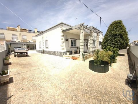 Moradia T3 Remodelada com Quintal e Garagem Apresentamos esta fantástica moradia T3 totalmente remodelada, situada numa zona residencial tranquila, com ótimos acessos e próxima de todas as comodidades essenciais. Este imóvel tem 3 quartos espaçosos, ...