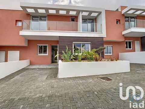 Duplex com 3 quartos num condomínio fechado com piscina comum. Descubra um verdadeiro oásis de tranquilidade e conforto na encantadora zona de Branqueira, em Albufeira. Este condomínio fechado exclusivo, com apenas 8 elegantes moradias duplex, oferec...