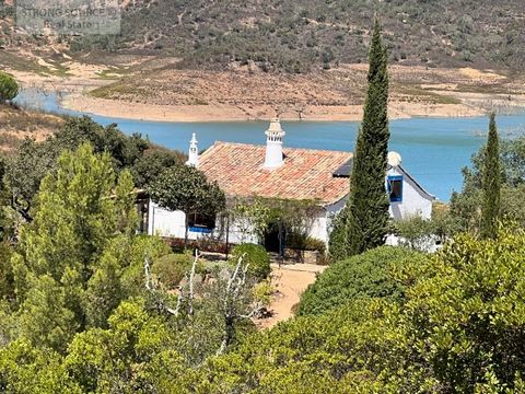Fantástica Propriedade com vista deslumbrante, junto a barragem próxima de Santana da Serra, com acesso direto à água, 5,14 ha e casa com 165 m2. A casa é composta por 1 sala ampla com 1 grande lareira aberta e outra com recuperador de calor, 2 quart...