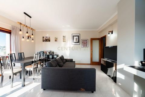 Apresentamos este fantástico apartamento T2, situado num segundo andar com elevador, em excelente estado de conservação. Um imóvel pensado para proporcionar conforto, funcionalidade e qualidade de vida, com zonas bem definidas entre a área social e a...