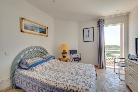 Prachtig open uitzicht van meer dan 180 graden naar beneden over de golfbaan en de zee op langs de glooiende groene heuvels van deze zeer mooie recent gebouwde villa op de hoogten van de Golf de Sainte Maxime. Prachtig afgewerkt, het pand biedt een i...