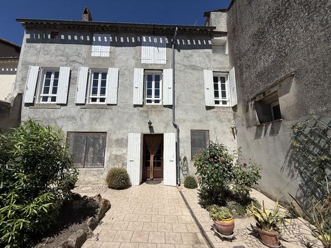 Grande maison de ville avec cours.