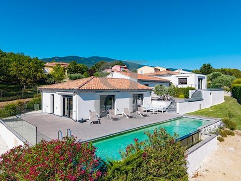 BÉDOIN Virtuele tour beschikbaar op onze website. Gelegen in een gewilde wijk van Bédoin, zal deze prachtige moderne villa van meer dan 300 m² u boeien met zijn ruimtelijkheid en adembenemend uitzicht op het dorp. Het biedt een ruime, lichte woonkame...