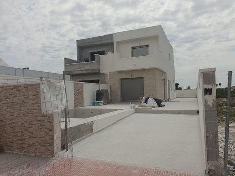 Halfvrijstaande villa met 3 slaapkamers en privézwembad in Daya Nueva~ ~De villa heeft 2 verdiepingen en beschikt over 3 slaapkamers,, waarvan de hoofdslaapkamer met en-suite badkamer, open keuken met ontbijtbar en wasruimte, open woon-eetkamer met g...