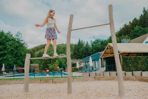 Enjoy a relaxing getaway in this spacious 52 m² semi-detached chalet, nestled in the scenic Val d’Arrimont holiday village near Malmedy. With two cozy bedrooms and all modern comforts, it’s an ideal retreat for families or small groups. The ground fl...