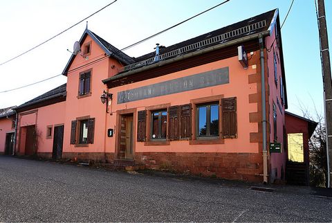Grande maison à rénover – Ancien restaurant avec beau potentiel.