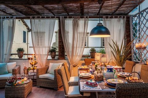 Découvrez le charme de Lucques depuis cet élégant appartement situé au premier étage, où confort contemporain et charme italien historique se conjuguent. Cet appartement de trois chambres et deux salles de bain offre un havre de paix élégant et paisi...