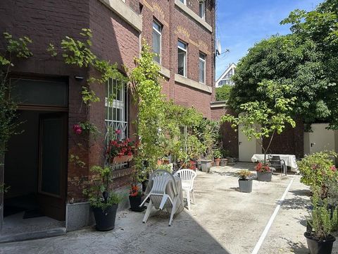 Parfait pour les investisseurs : Cet immeuble résidentiel et commercial à Krefeld offre 11 pièces sur 286 m² de surface habitable. Tous les appartements et l’unité commerciale sont loués, certains ont déjà été modernisés. L’emplacement privilégié du ...