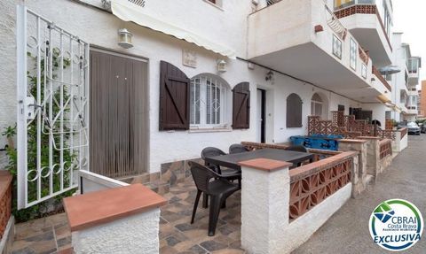 This Empuriabrava town center apartment is a cozy two-bedroom home located in a secure residence with a stunning communal pool that adds a touch of luxury to everyday life. On the ground floor, this apartment features a beautiful living room opening ...