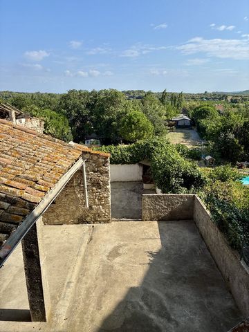 Maison de village avec garage, grande terrasse et cave.