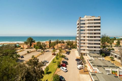 Studio apartment just a 2-minute walk from Alvor beach. The comfortable studio includes a sleeping area with a built-in wardrobe, a living area, a fully equipped kitchenette, and a full bathroom with a bathtub. The property features a balcony. The co...