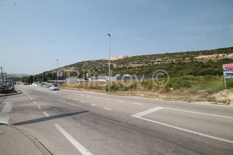 Trogir, Plano - Pantan Building land in Trogir - Pantan area Land area: 1,180 m2 and 2,611 m2 Access: asphalt road Zone: economic purpose - production   Distance to the old town of Trogir cca.3 km, and to the airport only 1.5 km Distance to the sea c...