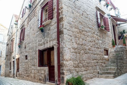 Hvar, Stari Grad, Reihenhaus von rd. 177 m2 auf drei Etagen (Erdgeschoss, erster, zweiter Stock). Erdgeschoss: Galerie; Verkaufsfläche - 27 m2 kleines Studio-Apartment - 23 m2 1. Stock - Wohnung 50 m2 2. Stock - Wohnung 50 m2 Jede Wohnung hat einen s...