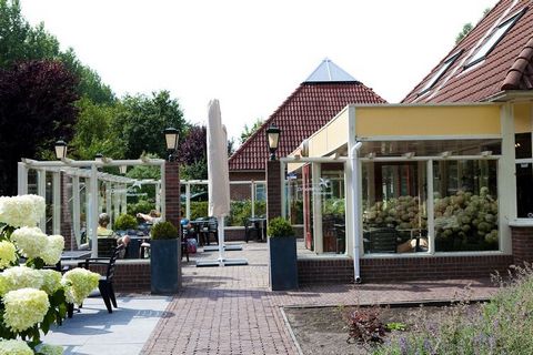 Ce beau chalet indépendant de plain-pied est situé dans le parc de vacances Molengroet, à quelques pas de la zone de loisirs de Geestmerambacht et à seulement 9 km d'Alkmaar, la charmante ville du fromage. Le chalet est confortable, entièrement meubl...