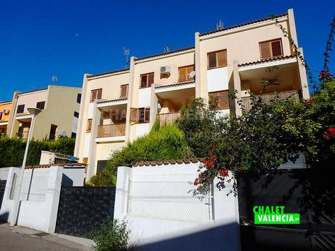 Townhouse in the well-known urbanization of Cumbres de Calicanto, less than 2km from the Levante International School and 20 minutes by car from the city of Valencia. The villa has a small private area on both sides of the house with a paellero and e...