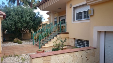 An opportunity to own a unique property located on the outskirts of Cartagena. The property is located over 3 floors comprising on two lovely large bedrooms on the top floor, both with balconies and views over the neighbourhood. On the ground floor w...