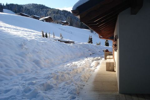 This is a beautiful, detached chalet for 12 people, not far from the slopes. In the house you will find 5 bedrooms and 4 bathrooms. So several families or groups of friends can stay here. The house is 300 m from the Teleski des Perrières and Teleski ...