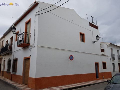 Mediterránea Villas sells this village house to reform in Senija. It is a spacious two-level village house in the center of Senija. The house, built in 1914, in the center of the beautiful village of Senija and just 5 minutes by car from Benissa. It ...