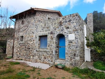 Kato Episkopi-Sitia Tradizionale casa in pietra di nuova costruzione in vendita a Kato Episkopi, Sitia. La casa in pietra è di 75 m2 situata su un terreno di 5800 m2. La casa è composta da un ambiente open space con cucina-soggiorno con camino, un gr...