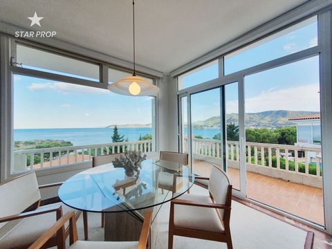 STAR PROP, l'agence immobilière de succès de la Costa Brava, est heureuse de vous présenter cette merveilleuse propriété. Il s'agit d'une maison qui offre des vues imprenables sur la mer depuis tous les coins de la propriété. Située dans le prestigie...