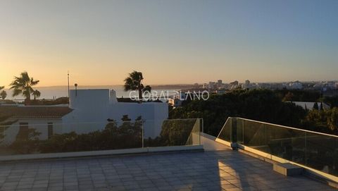 Grand villa, built next to the beaches of Ferragudo and located in a refined urbanization. The opportunity to enjoy a lifestyle next to the beaches, in a quiet area, overlooking the Sea and Serra de Monchique and at a distance of about 10 minutes by ...