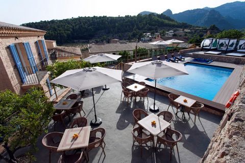 Ubicada en Bunyola, en plena Sierra de Tramuntana, esta impresionante villa con piscina privada se convertirá en el segundo hogar de 10 huéspedes. Los exteriores de la propiedad son ideales para disfrutar del clima suave del mediterráneo. En la exten...