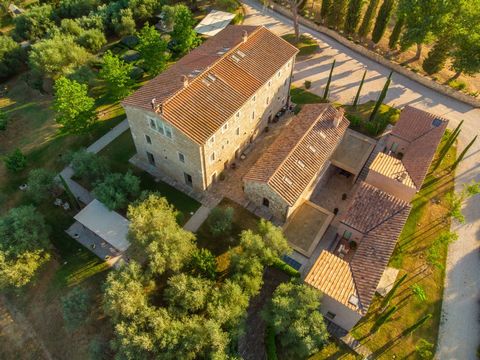Denna unika egendom ligger i kommunen Sarteano, i ett av de vackraste områdena i västra Toscana, mellan Val di Chiana och Val d'Orcia, en UNESCO: s världsarvslista, ett område som kombinerar vackra landskap, vild natur, underbart klimat och antik his...