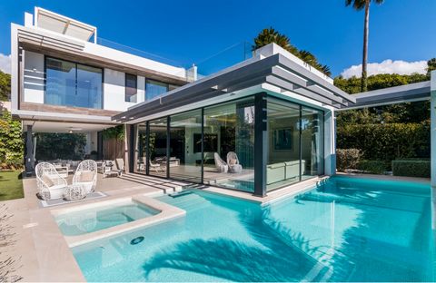 This immaculately presented home is a showcase of modern luxury and benefits from a superb location on the beachside of Marbella's exclusive Golden Mile. The stunning home was recently built to the most exacting quality standards, using only the very...