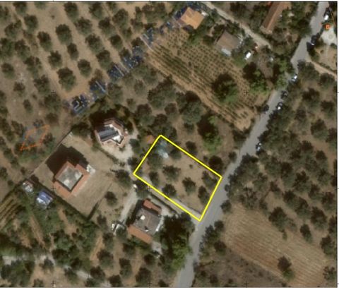 Agios Minas, Chalkida. For sale a plot of land of 1000 sq.m. It is located in the first zone on the main road, just a few meters from the sea. It is buildable and is an ideal choice for a holiday or permanent home. Agios Minas is one of the most beau...