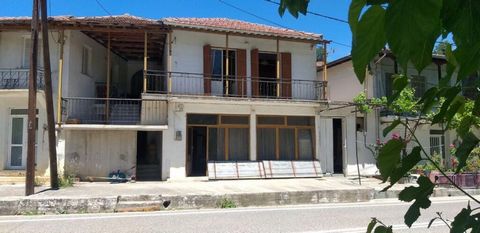 (GROTE KANS) Een vrijstaand huis met twee verdiepingen te koop in Agios Georgios Timfristos, aan de provinciale weg Lamia-Karpenisiou, op 27 km een half uur van het prachtige Karpenisi. Het bestaat uit een begane grond van 94 m². Met een grote open r...