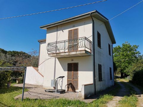 CASTIGLIONE DEL LAGO (PG), 4 Km away: Detached house on two levels of approximately 200 square metres, divided into four independent and thermo-independent units, comprising: * Ground floor: - flat with entrance, kitchen, two bedrooms and bathroom; -...