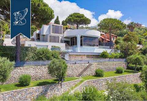 In an exclusive high position with a view of the sea, there is this luxurious contemporary estate for sale in Finale Ligure, one of the most charming towns on the Riviera di Ponente. A stone's throw from Finalborgo, elected one of the most beaut...